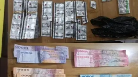 Polisi mengamankan sejumlah barang bukti dari dua pelaku pengedar obat keras di Cirebon.