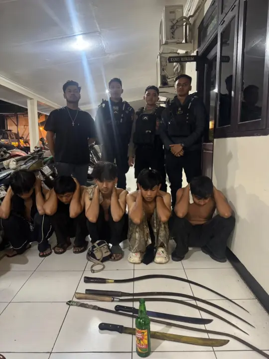 Polisi mengamankan sekelompok remaja yang diduga akan melakukan aksi tawuran di kawasan Jembatan Baru Kepuh, Karawang. (maemunah/koranmandala)