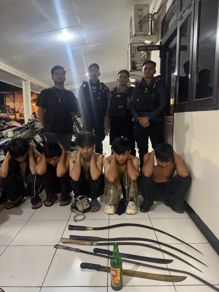 Polisi mengamankan sekelompok remaja yang diduga akan melakukan aksi tawuran di kawasan Jembatan Baru Kepuh, Karawang. (maemunah/koranmandala)
