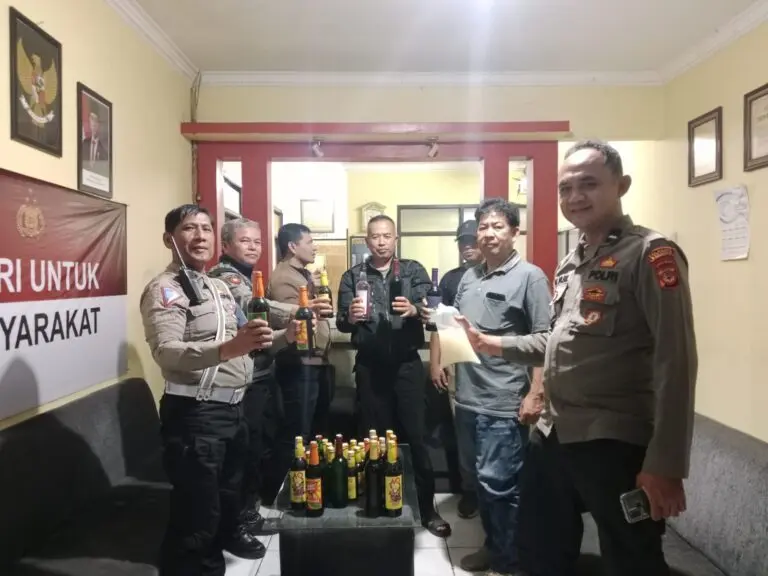 Polsek Cileunyi menyita puluhan botol minuman keras ilegal saat menggelar Operasi Penyakit Masyarakat atau Pekat, Sabtu (20/9) malam.