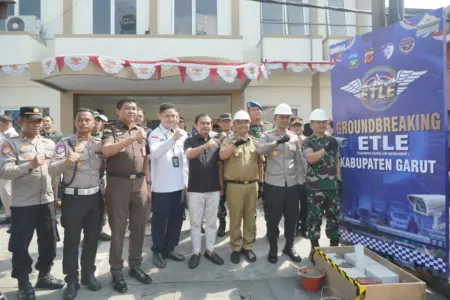 Bupati Minta Warga Garut Tertib Berlalu Lintas Bupati Garut Abdusy Syakur Amin menghadiri groundbreaking pembangunan sistem Electronic Traffic Law Enforcement (ETLE) statis, Senin (22/9/2025). (ridaningsih/koranmandala)