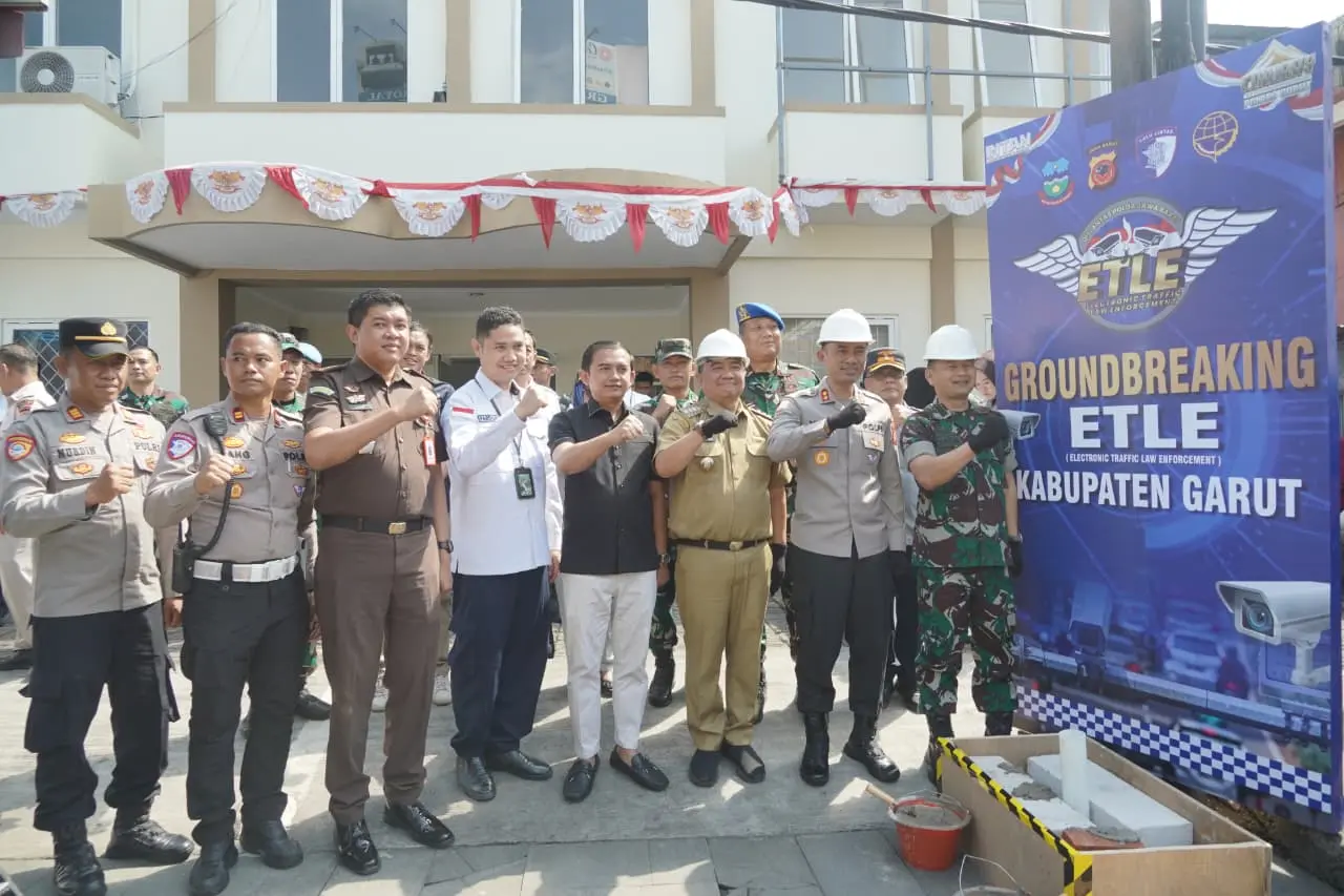 Bupati Garut Abdusy Syakur Amin menghadiri groundbreaking pembangunan sistem Electronic Traffic Law Enforcement (ETLE) statis, Senin (22/9/2025). (ridaningsih/koranmandala)