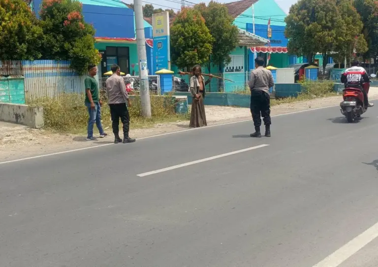 Polisi Amankan ODGJ yang Bawa Golok di Warudoyong Orang dengan gangguan jiwa (ODGJ) membawa-bawa golok di Dusun Warudoyong, Desa Rengasdengklok Selatan, Kabupaten Karawang, Selasa (23/9/2025). Dirinya berhasil diamankan oleh polisi. (maemunah/koranmandala)