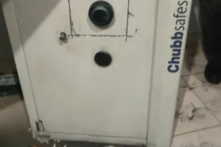 Polisi Cari Hubungan Brangkas Rusak dengan Tewasnya Sekuriti Bank Brangkas dengan kondisi rusak ditemukan polisi di salah satu bank yang berlokasi di Jalan Tarum Barat II, Desa Jayamukti, Kecamatan Cikarang Pusat, Kabupaten Bekasi. (istimewa)