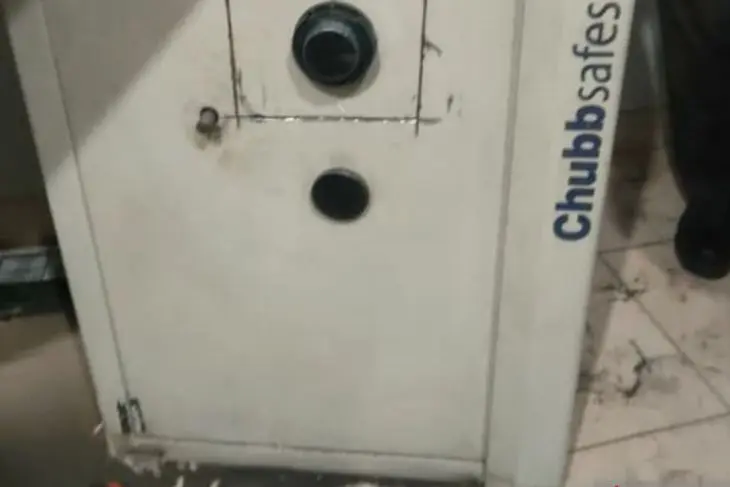 Brangkas dengan kondisi rusak ditemukan polisi di salah satu bank yang berlokasi di Jalan Tarum Barat II, Desa Jayamukti, Kecamatan Cikarang Pusat, Kabupaten Bekasi. (istimewa)