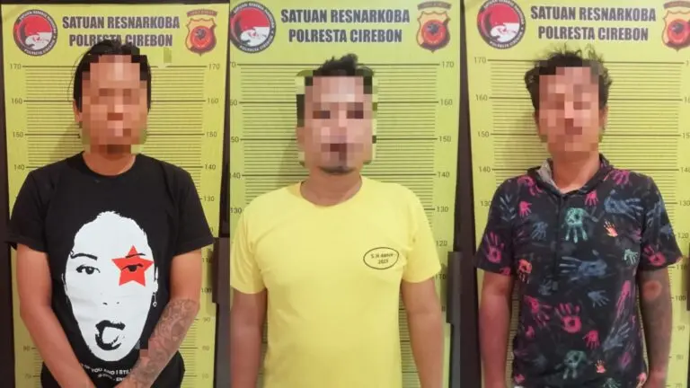 Ketiga tersangka penyalahgunaan narkotika jenis sabu yang diamankan Sat Res Narkoba Polresta Cirebon.