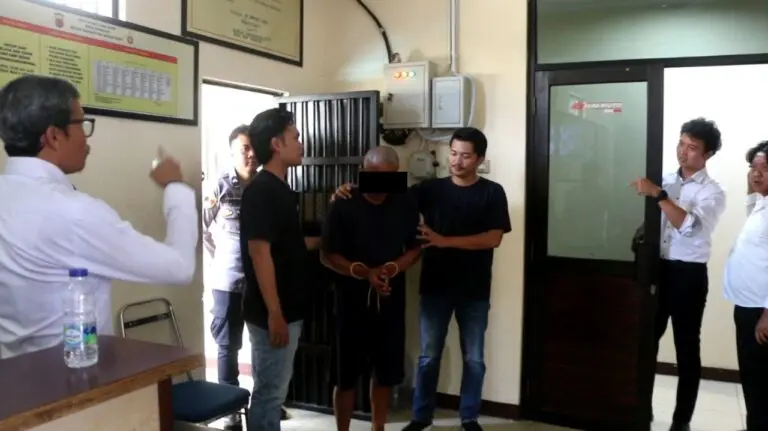Polres Kuningan mengamankan YS, seorang buruh yang diduga lakukan persetubuhan terhadap anak di bawah umur.