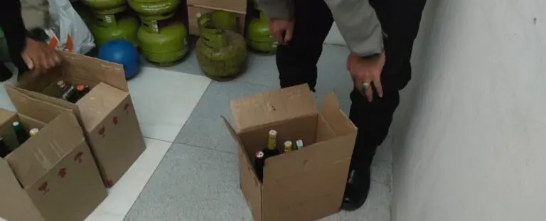 Anggota Polsek Solokanjeruk menyita puluhan botol minuman keras ilegal dari sebuah warung.