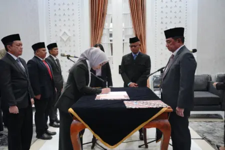 Lantik 14 PNS Fungsional, Bupati Garut Dorong Peningkatan Kompetensi dan Kinerja Bupati Garut Abdusy Syakur Amin melantik para pejabat fungsional di Ruang Pamengkang, Kecamatan Garut Kota, Kabupaten Garut, Senin (29/9/2025).