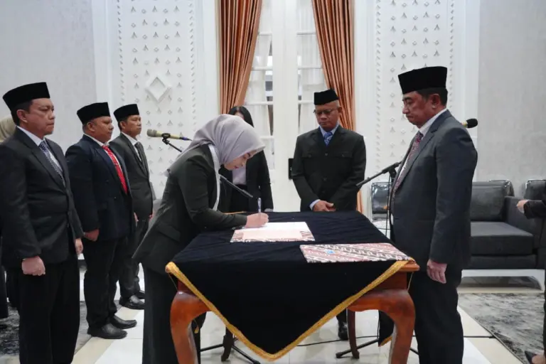 Lantik 14 PNS Fungsional, Bupati Garut Dorong Peningkatan Kompetensi dan Kinerja Bupati Garut Abdusy Syakur Amin melantik para pejabat fungsional di Ruang Pamengkang, Kecamatan Garut Kota, Kabupaten Garut, Senin (29/9/2025).