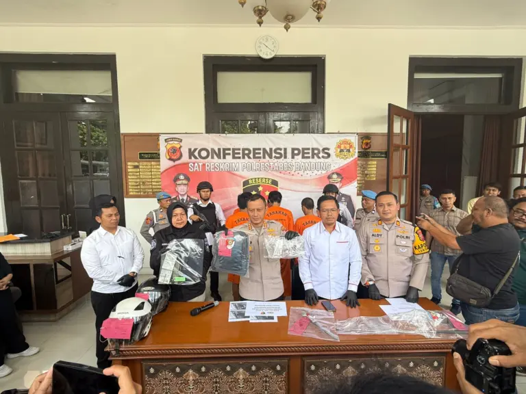 Polrestabes Bandung menggelar jumpa pers terkait pengungkapan kasus pencurian kendaraan bermotor di Mapolrestabes Bandung, Senin (29/9/2025). (istimewa)
