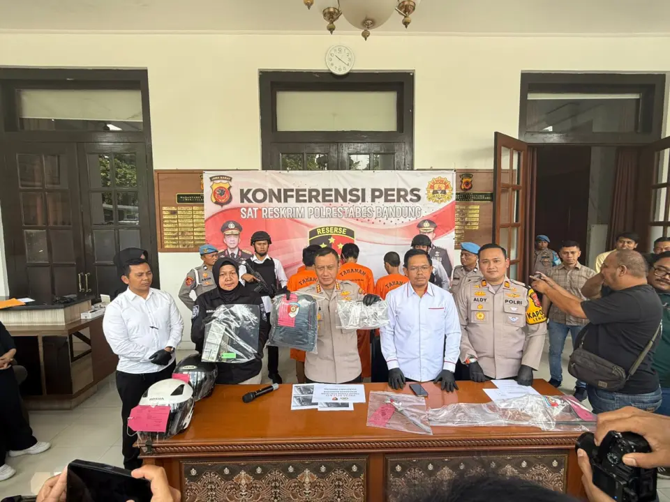 Polrestabes Bandung menggelar jumpa pers terkait pengungkapan kasus pencurian kendaraan bermotor di Mapolrestabes Bandung, Senin (29/9/2025). (istimewa)