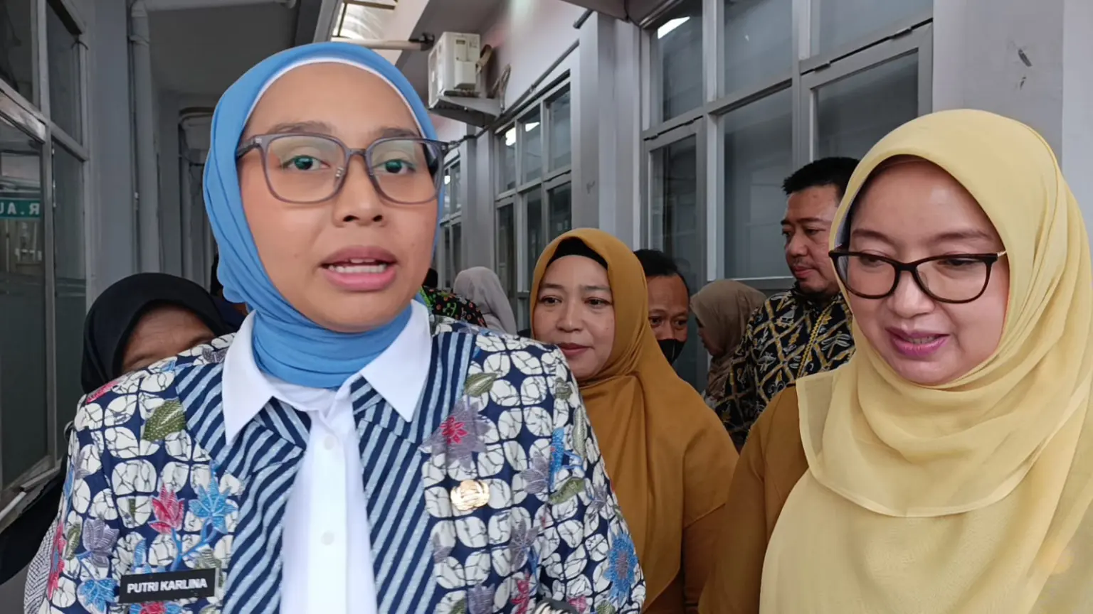 Wakil Bupati Garut Putri Karlina saat meninjau siswa yang diduga keracunan setelah menyantap menu MBG di Kecamatan Kadungora, Kabupaten Garut diduga mengalami , Selasa (30/9/2025.)