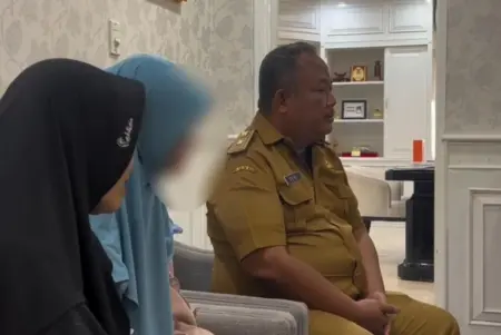 Tegas, Bupati Karawang Bakal Kawal Siswa Korban Pelecehan Bupati Karawang Aep Syaepuloh menerima langsung kunjungan siswa pesantren berinisial S (14) yang diduga menjadi korban pencabulan, Senin (29/5/2025).