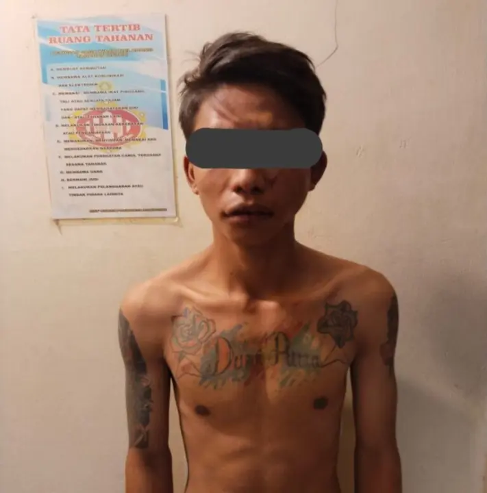 Polisi berhasil mengamankan seorang pria berinisial karena kedapatan membawa senjata tajam jenis golok di Kampung Warusatangkal, Desa Padaulun, Kecamatan Majalaya, Kabupaten Bandung.