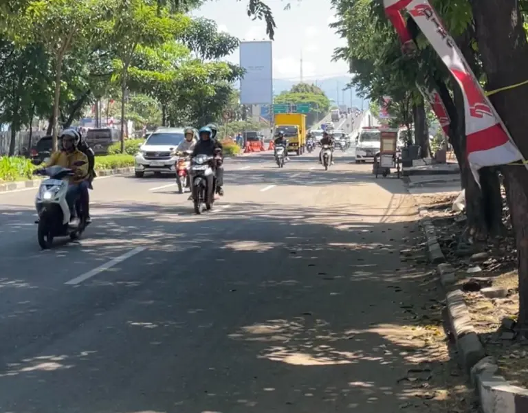 Usulan KDM di Dukung DPRD Jabar Debu dan Licin, Keluhan Pengendara Motor di Jalan Pelajar Pejuang 45 Bandung