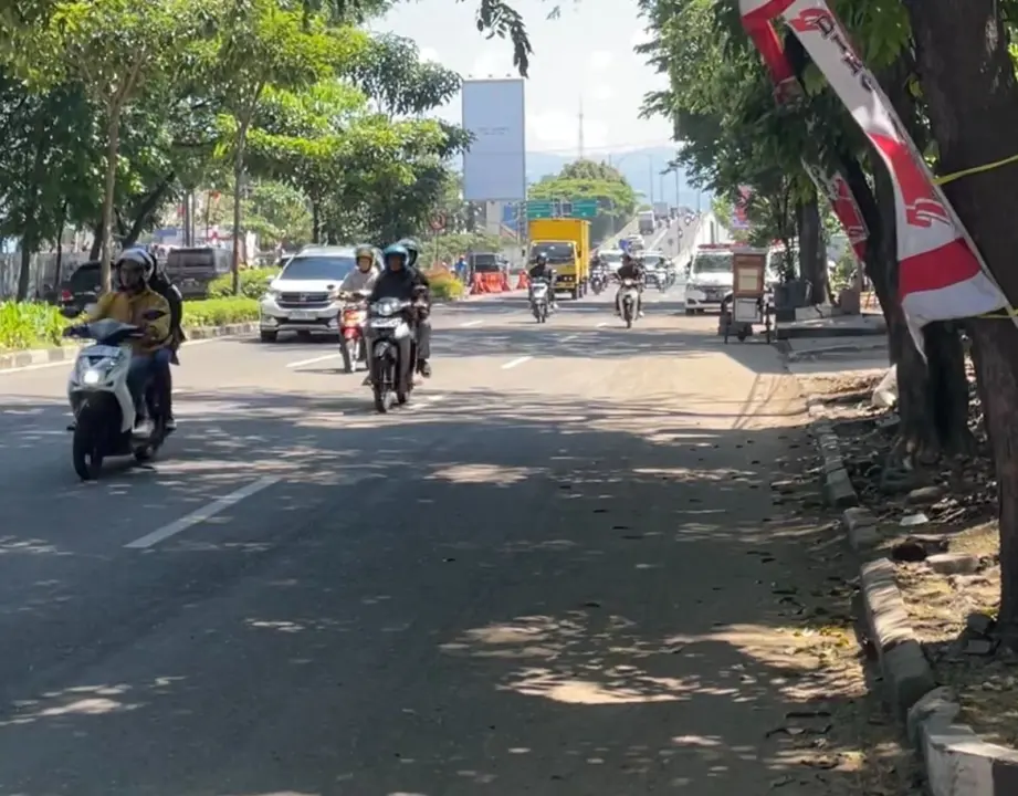 Debu dan Licin, Keluhan Pengendara Motor di Jalan Pelajar Pejuang 45 Bandung