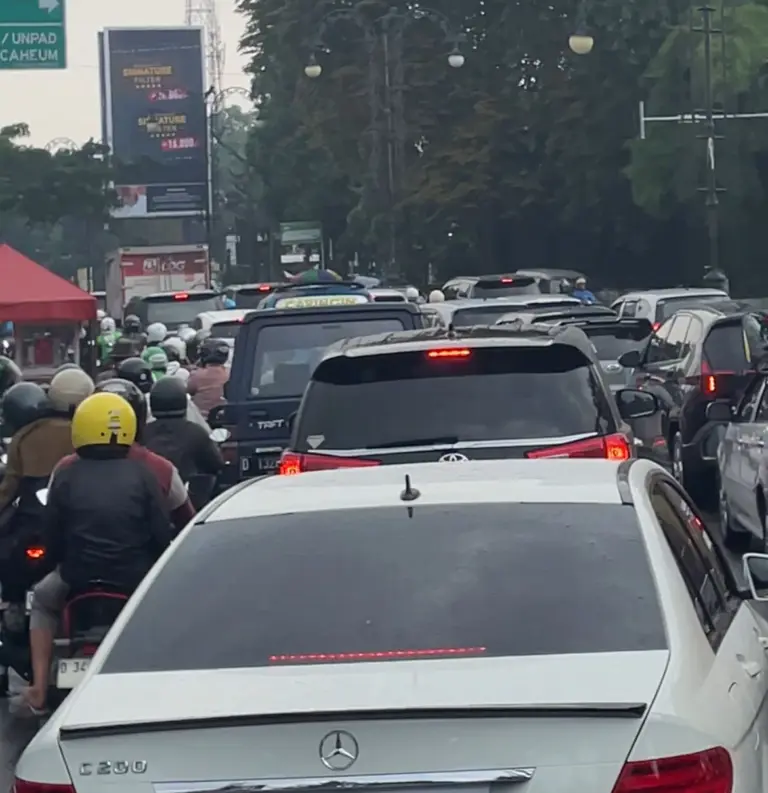 Lipsus : Pemkot Bandung Gagal Kendalikan Kemacetan, Jalan Tak Lagi Mampu Tampung Ledakan Kendaraan Lipsus : Pemkot Bandung Gagal Kendalikan Kemacetan, Jalan Tak Lagi Mampu Tampung Ledakan Kendaraan