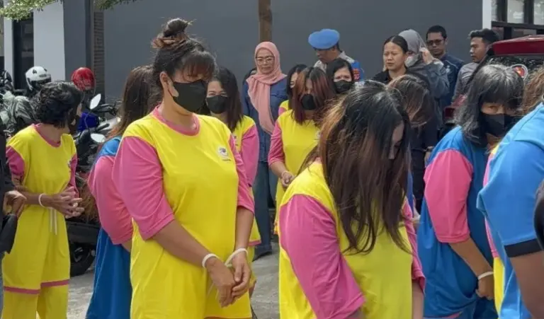 Tersangka penjualan bayi diamankan oleh Polda Jawa Barat. (istimewa)