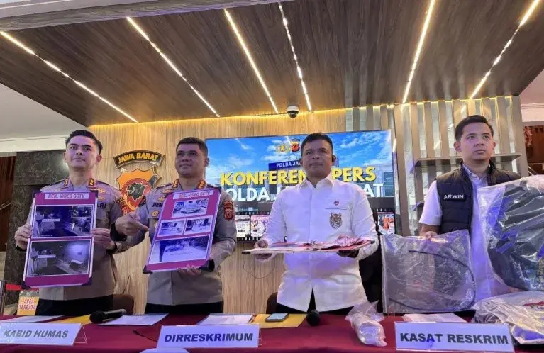 Polisi memperlihatkan barang bukti yang digunakan pelaku pembunuhan satu keluarga di Indramayu dalam jumpa pers di Mapolda Jawa Barat, Selasa (9/9/2025). (istimewa)