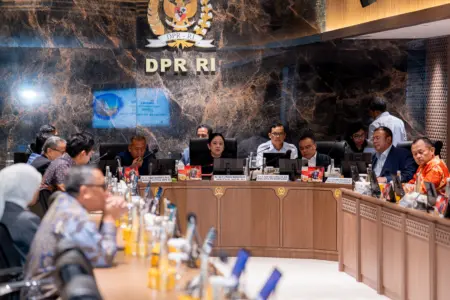 Puan: DPR Komitmen Berbenah dan Perbaiki Diri Ketua DPR RI Puan Maharani hari ini memimpin pertemuan antara pimpinan DPR dengan pimpinan-pimpinan fraksi partai politik yang ada di DPR, Kamis (4/9/2025). (istimewa)