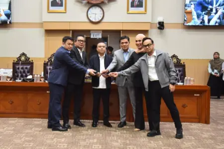 Rusdi Masse Mappasessu Didapuk Jadi Pimpinan Komisi III Gantikan Sahroni Wakil Ketua DPR RI Sufmi Dasco Ahmad (tengah) saat penetapan pimpinan Komisi III di Komplek Parlemen, Jakarta, Kamis (4/9/2025). (Istimewa)