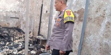 Remaja Bakar Kios, Nenek dan Paman Jadi Korban Polisi meninjau lokasi kebakaran di sebuah kios pecel lele yang menewaskan dua orang di wilayah Gunung Putri, Bogor.