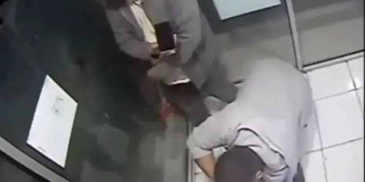 Kamera pengawas (CCTV) merekam upaya para pelaku pembobol mesin ATM di Cianjur.