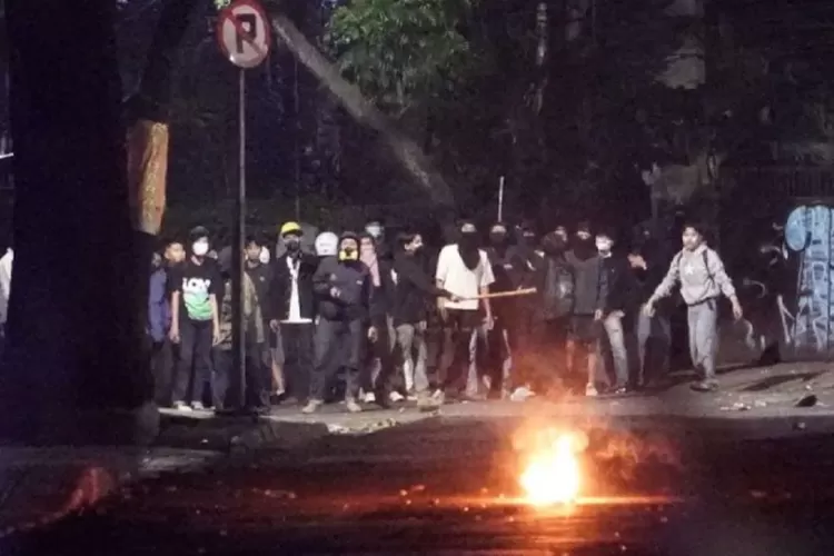 Aksi kericuhan yang terjadi di sekitar Universitas Islam Bandung pada Senin (1/9/2025). (istimewa)
