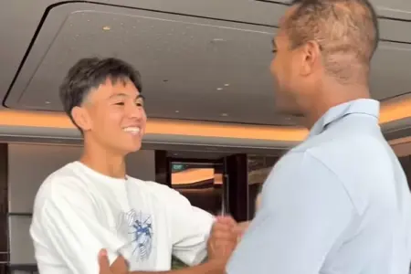 Adrian Wibowo Tiba di Surabaya, Langsung Gabung Timnas? Adrian Wibowo, pemain Los Angeles FC, tiba di Surabaya dan bertemu pelatih timnas Indonesia Patrick Kluivert.