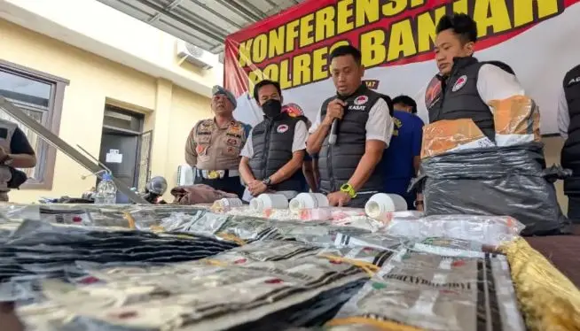 Satuan Reserse Narkoba Polres Banjar mengungkap kasus peredaran obat-obatan terlarang. 