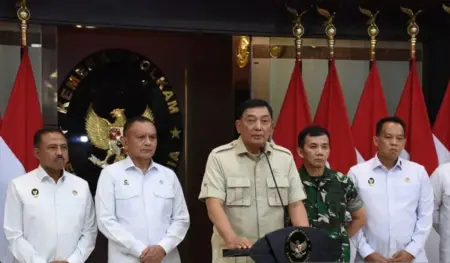 Sjafrie Minta Jajaran Kemenko Polkam Tingkatkan Kinerja Menteri Koordinator Politik dan Keamanan ad interim Sjafrie Sjamsoeddin, memberikan keterangan pers usai menggelar rapat koordinasi pertama di kantor Kemenko Polkam, Jakarta, Selasa (9/9/2025). (istimewa)