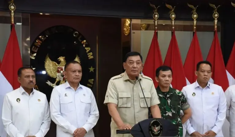 Menteri Koordinator Politik dan Keamanan ad interim Sjafrie Sjamsoeddin, memberikan keterangan pers usai menggelar rapat koordinasi pertama di kantor Kemenko Polkam, Jakarta, Selasa (9/9/2025). (istimewa)