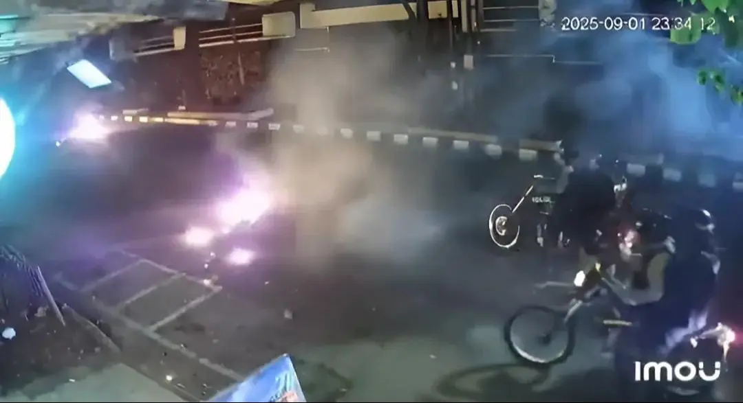 Aparat Kepolisian Diduga Serang Kampus UNISBA dan UNPAS, Korban Berjatuhan