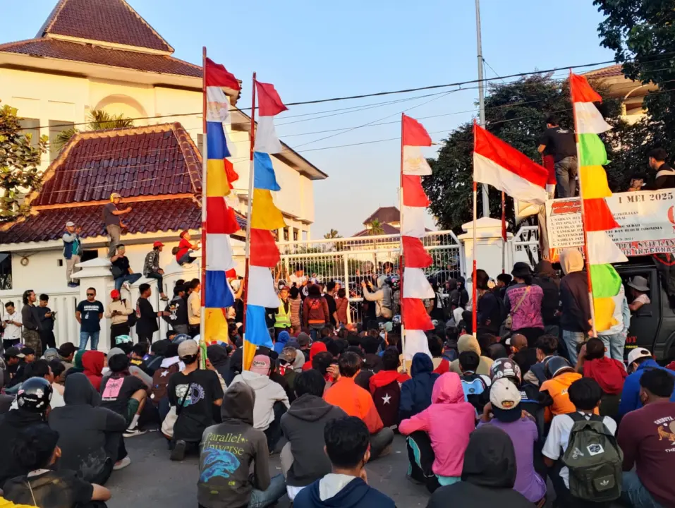 Aksi unjuk rasa yang digelar puluhan mahasiswa dan pelajar di Gedung DPRD Kabupaten Karawang, Senin (1/9/2025). (maemunah/koranmandala)
