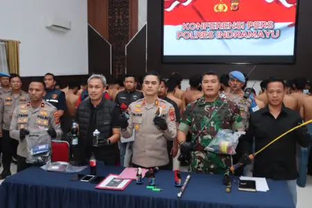 Polres Indramayu Amankan 58 Orang Diduga Perusuh 58 orang diduga kelompok anarko yang hendak memicu tindakan anarkis diamankan oleh petugas gabungan.
