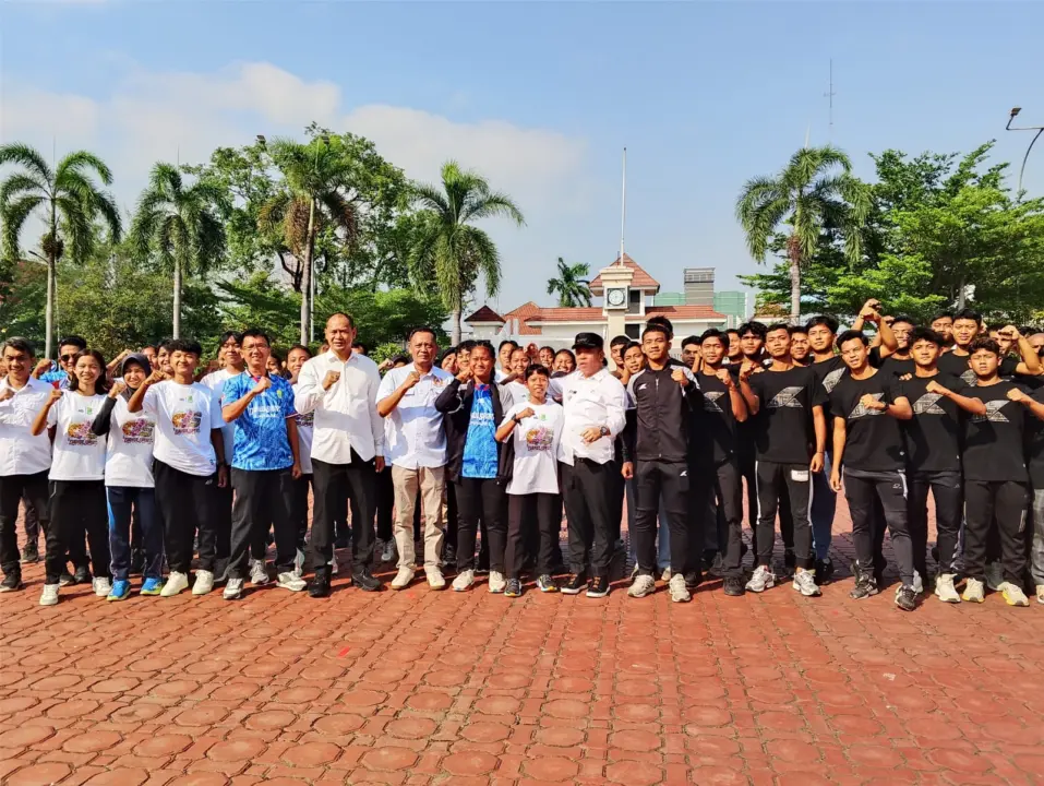 Bupati Karawang Lepas 52 Atlet Sepak Bola Hadapi BK Porprov XV/2026 Zona Purwasukasi