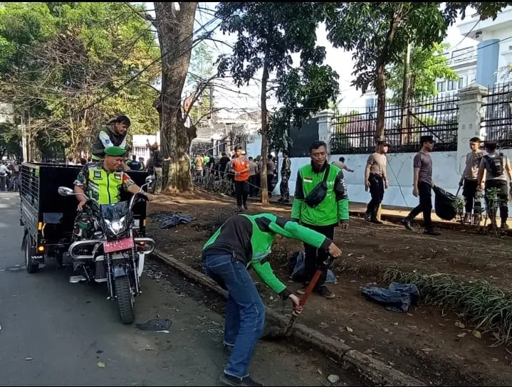 Ojol, TNI, dan Polri Kompak Bersihkan Sisa Kerusuhan di Sekitar Gedung DPRD Jabar