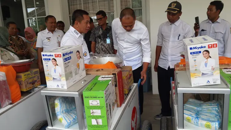 Pemkab Karawang Salurkan Bantuan Gerobak bagi UMKM Tahap Kedua Pemkab Karawang Salurkan Bantuan Gerobak bagi UMKM Tahap Kedua