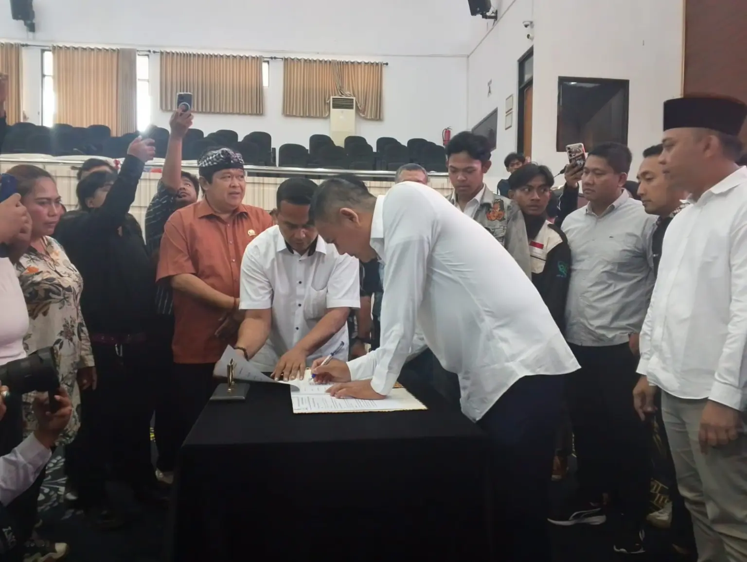 DPRD Karawang Sepakati Enam Poin Tuntutan Mahasiswa