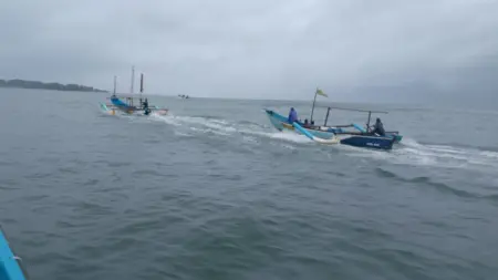 Diterjang Gelombang 4 Meter, Perahu Nelayan Garut Mati Mesin: 4 ABK Selamat Setelah Semalaman Terombang-ambing Diterjang Gelombang 4 Meter, Perahu Nelayan Garut Mati Mesin: 4 ABK Selamat Setelah Semalaman Terombang-ambing