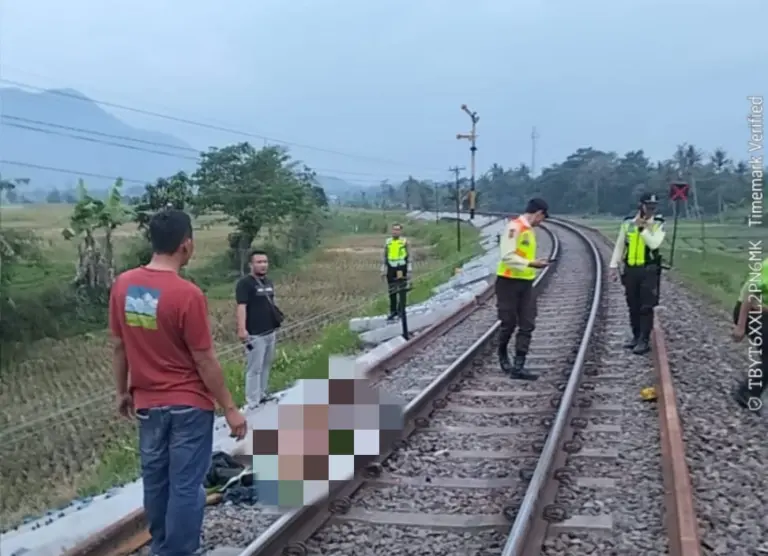 Pria Meningal Usai Tertemper KA Malabar di Perlintasan Rel Kadungora Garut