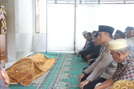 Wujud Kedekatan dengan Ulama, Kapolres Garut Hadiri Takziah Ustadz Yasin Dinar Wujud Kedekatan dengan Ulama, Kapolres Garut Hadiri Takziah Ustadz Yasin Dinar