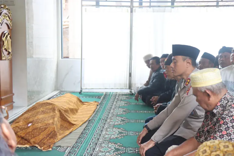 Wujud Kedekatan dengan Ulama, Kapolres Garut Hadiri Takziah Ustadz Yasin Dinar