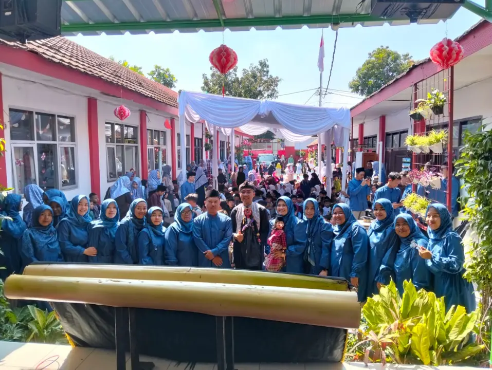 SDN 184 Buah Batu Gelar Peringatan Maulid Nabi, Suguhkan Wayang Golek hingga Santunan Yatim