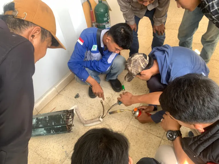 Pupuk Kujang Dorong Kemandirian Warga Lewat Pelatihan Servis AC Pupuk Kujang Dorong Kemandirian Warga Lewat Pelatihan Servis AC