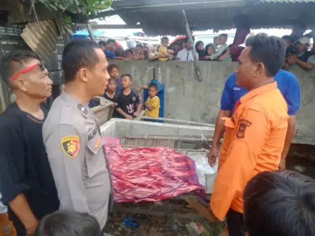 Bayi Perempuan Ditemukan Mengambang di Irigasi Rengasdengklok, Warga Syok Bayi Perempuan Ditemukan Mengambang di Irigasi Rengasdengklok, Warga Syok