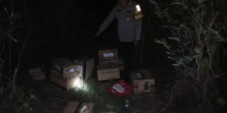 Dua orang pria yang diduga kuat melakukan pencurian di sebuah gudang susu steril yang berada di kawasan Villa Intan 3, Desa Klayan, Kecamatan Gunung Jati, Kabupaten Cirebon diamankan polisi.