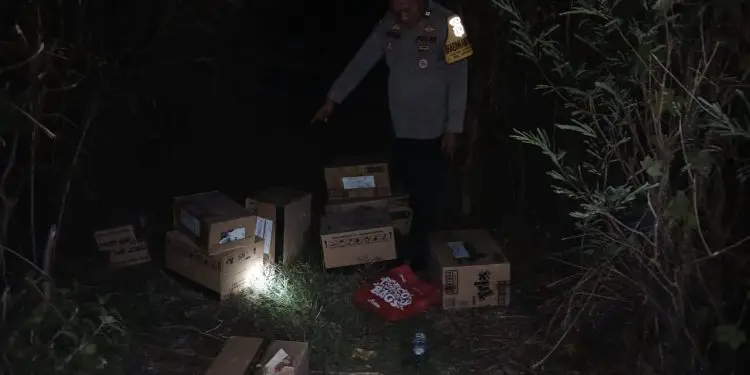Dua orang pria yang diduga kuat melakukan pencurian di sebuah gudang susu steril yang berada di kawasan Villa Intan 3, Desa Klayan, Kecamatan Gunung Jati, Kabupaten Cirebon diamankan polisi.
