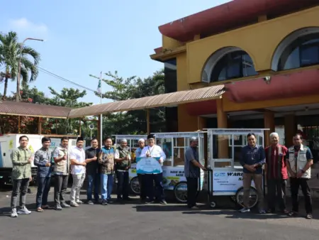 PLN UP3 Bandung Bagikan Santunan Anak Yatim dan Gerobak Usaha untuk UMKM